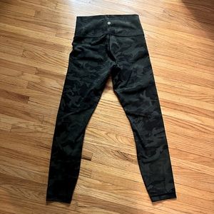 Lululemon size 6 camo gator green EUC Wunder Under Like New 25 inch high rise